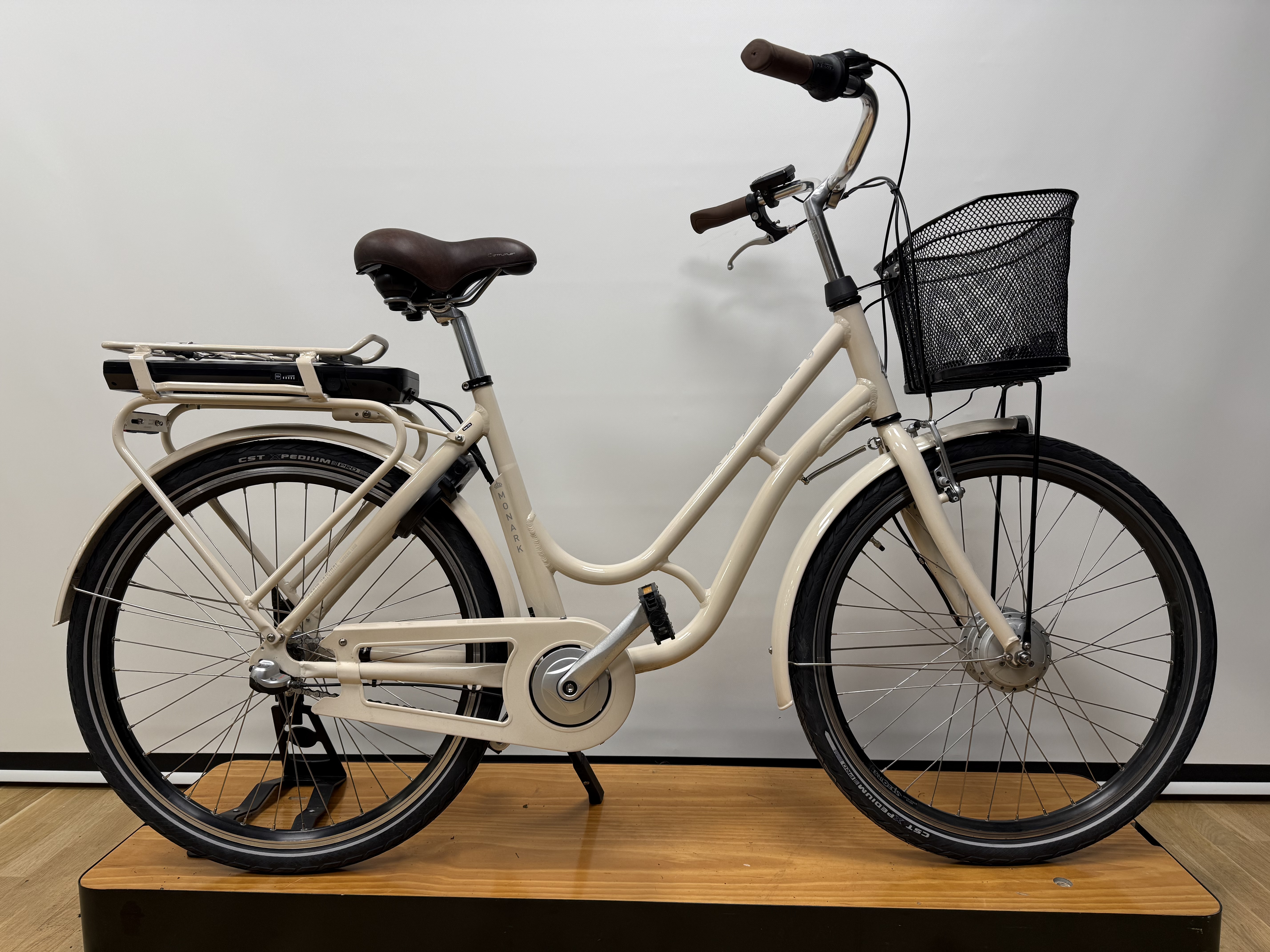 Product Image for Monark Begagnad e-Karin 26 Light Sand 47cm - Elcykel - 3-växlad, Light Sand, Ramstorlek: 47